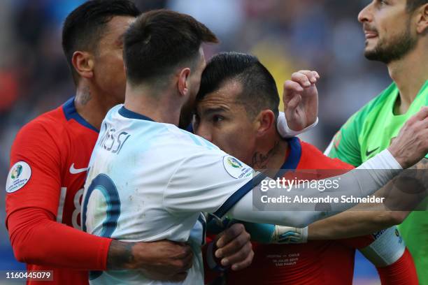 Gary Medel of Chile argues with Lionel Messi of Argentina during the Copa America Brazil 2019 Third Place match between Argentina and Chile at Arena...