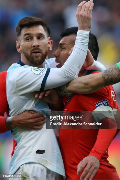 Gary Medel of Chile argues with Lionel Messi of Argentina during the Copa America Brazil 2019 Third Place match between Argentina and Chile at Arena...