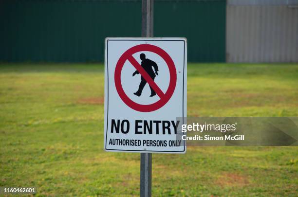 'no entry. authorised persons only' warning sign in a vacant lot - keep out sign fotografías e imágenes de stock
