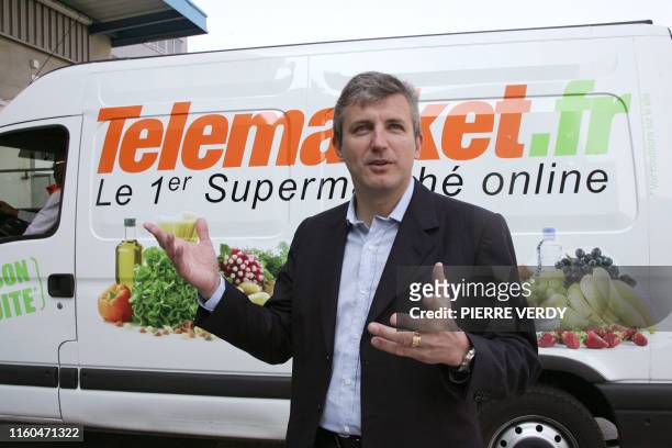 Roland Coutas, PDG du supermarché en ligne Telemarket.fr, pose le 10 avril 2007 à Pantin devant un camion de livraison. Telemarket, développé surtout...