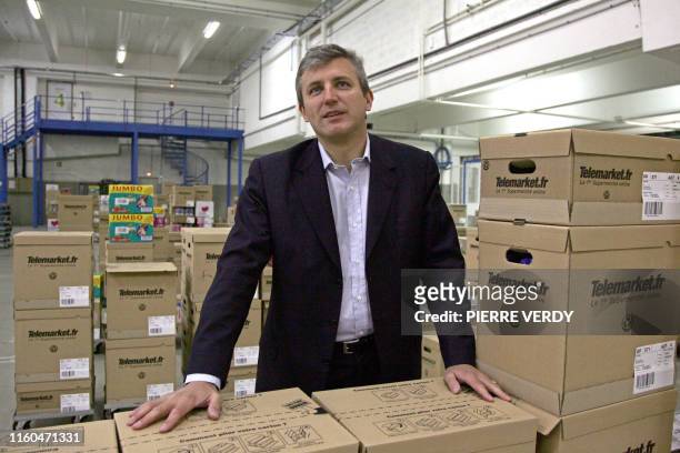 Roland Coutas, PDG du supermarché en ligne Telemarket.fr, pose le 10 avril 2007 à Pantin dans le centre de préparation de commandes de 20.000 m2....