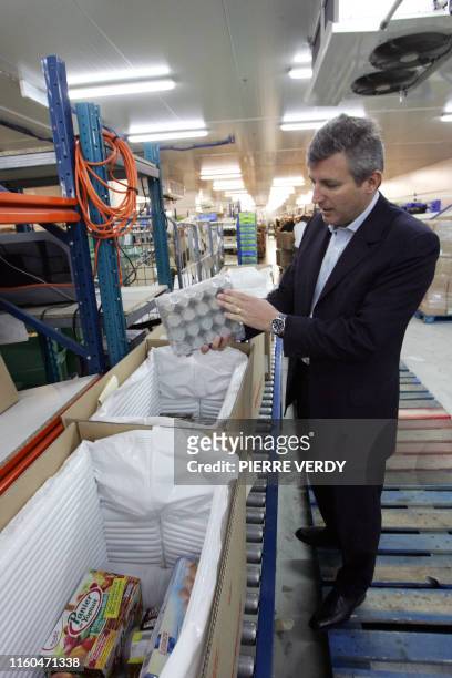 Roland Coutas, PDG du supermarché en ligne Telemarket.fr, vérifie un produit le 10 avril 2007 à Pantin dans le centre de préparation de commandes de...