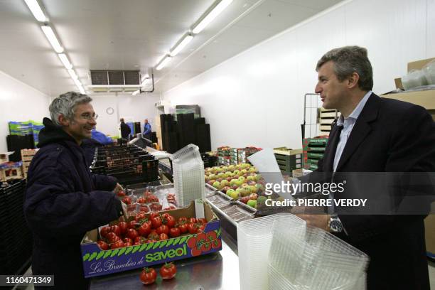 Roland Coutas le PDG du supermarché en ligne Telemarket.fr discute avec un employé le 10 avril 2007 à Pantin dans le centre de préparation de...