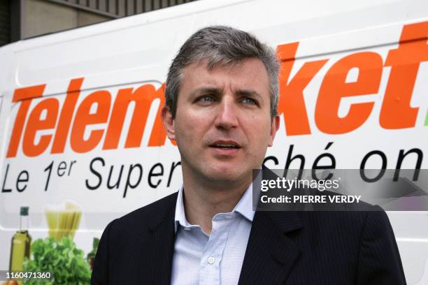 Roland Coutas, PDG du supermarché en ligne Telemarket.fr, pose le 10 avril 2007 à Pantin devant un camion de livraison. Telemarket, développé surtout...