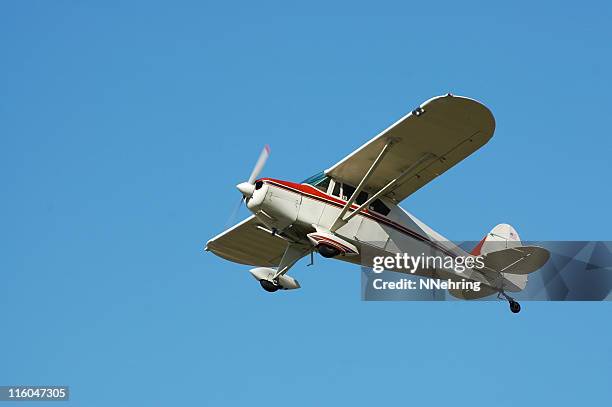 avião particular fairchild m62a voar no céu azul claro - avião propulsor imagens e fotografias de stock