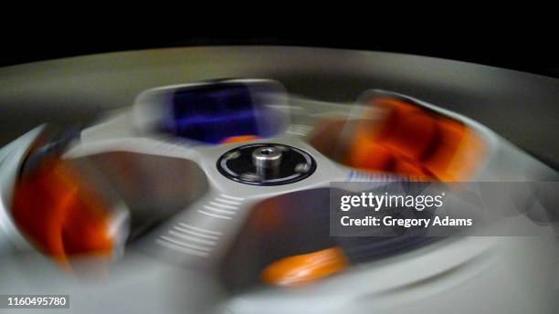 spinning centrifuge in a research laboratory - centrifugal force stockfoto's en -beelden