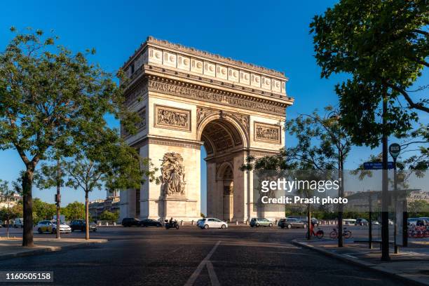 champs-elysees and arc de triomphe in morning at paris, france. architecture and landmarks of paris. - arco di trionfo foto e immagini stock