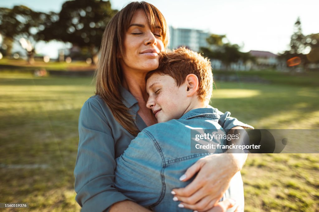 Adolescent embrassé avec la maman consolant son fils