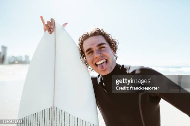 surfista divertirse en la playa en australia - surfer portrait fotografías e imágenes de stock