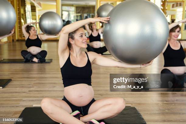 孕婦團體鍛煉 - yoga ball work 個照片及圖片檔