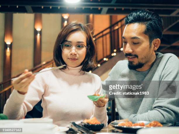 paar toeristische - asian couple dining stockfoto's en -beelden