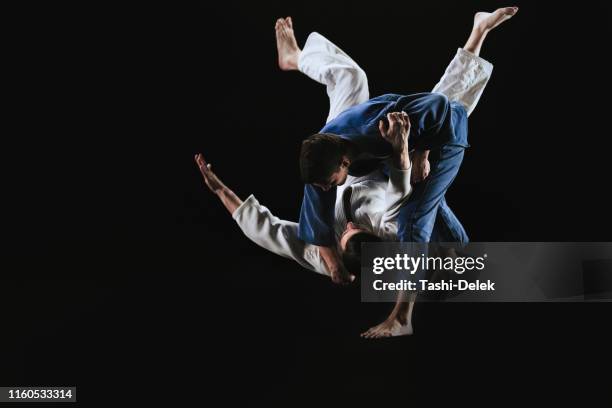 malya judo lanzando a su compañero al suelo - estera fotografías e imágenes de stock