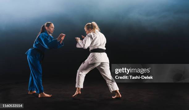 judospielerinnen treten während des spiels an - women's judo stock-fotos und bilder