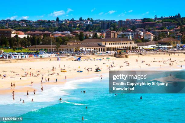 wide angle view of residential building and the beautiful sea and beach at bondi beach, sydney, australia. - strand bondi beach stock-fotos und bilder