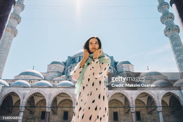 beautiful lady in front of süleymaniye mosque, istanbul - suleymaniye mosque stock pictures, royalty-free photos & images