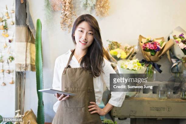 portrait of small business owner in flower shop - asia lady selling flower fotografías e imágenes de stock