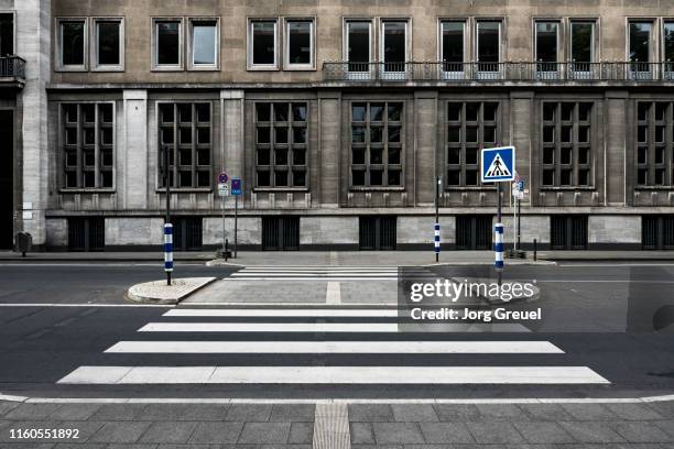 pedestrian crossing - zebrastreifen stock-fotos und bilder