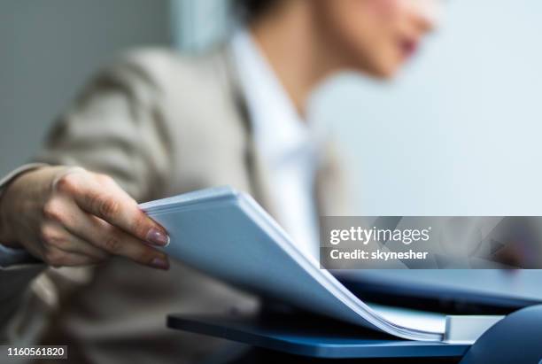 close-up van onherkenbaar secretaresse werken op kopieermachine. - faxmachine stockfoto's en -beelden