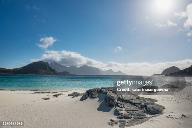 zonnige dag op het haukland strand. uttakleiv - norwegian culture stockfoto's en -beelden