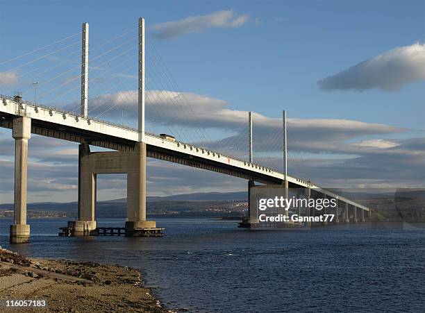 kessock bridge à inverness, écosse - inverness scotland photos et images de collection