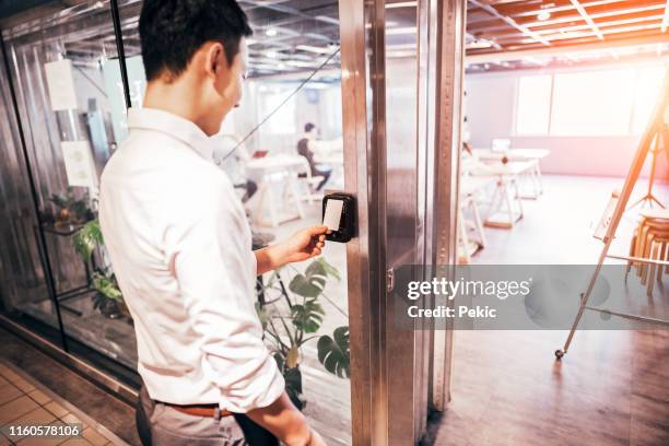 mannelijke staf scan de beveiligingskaart om de operatiekamer te betreden - office door open stockfoto's en -beelden