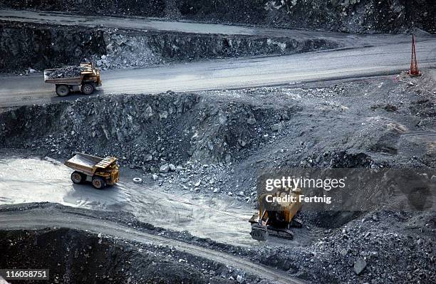 abierto pit minería - camión de descarga fotografías e imágenes de stock