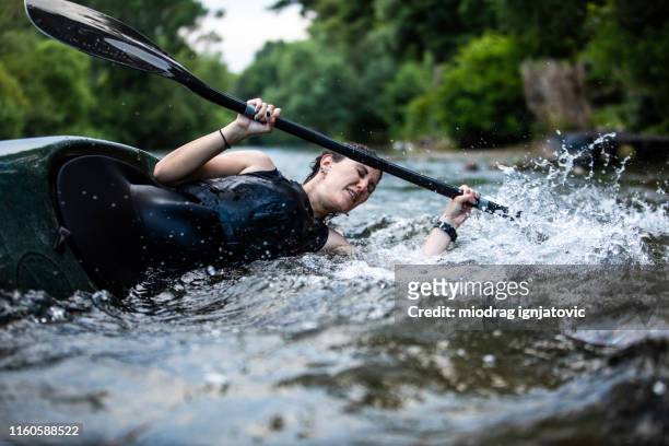 canoa capsize - canoe rapids fotografías e imágenes de stock
