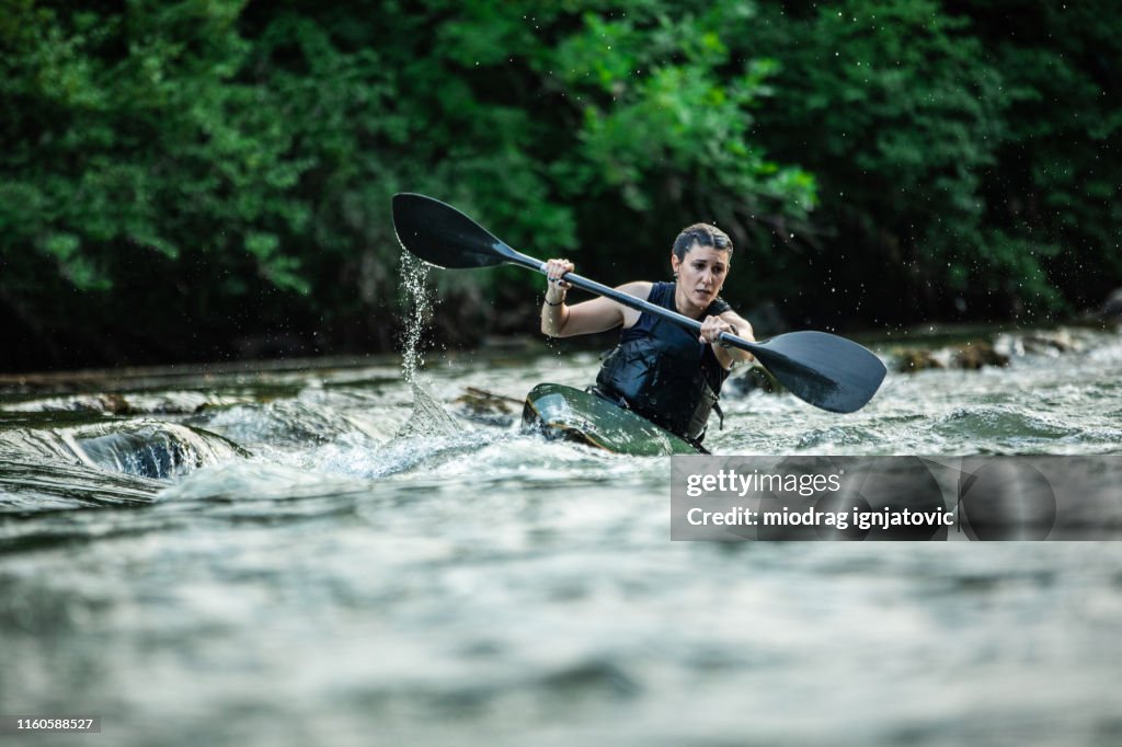 Vrouwelijke atleet in Kayak oefenen voor de wedstrijd dag