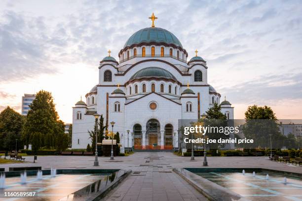 sunrise, church of saint sava, belgrade, serbia - beograd stock-fotos und bilder