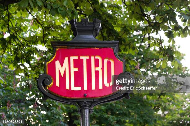 signalling of the parisian metro - paris metro sign stock pictures, royalty-free photos & images