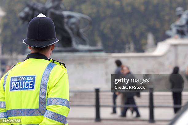 a british cop standing guard at buckingham palace - civil servant stock pictures, royalty-free photos & images