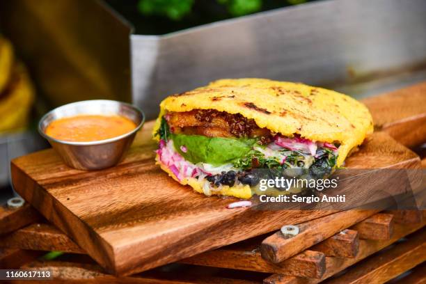 arepa with avocado and plantains - cultura venezolana fotografías e imágenes de stock