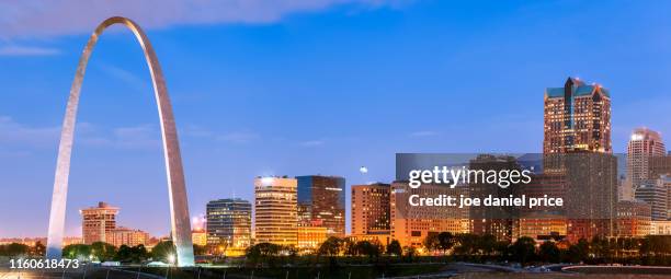 panorama, the gateway arch, st louis, missouri, america - views of the gateway arch stock-fotos und bilder