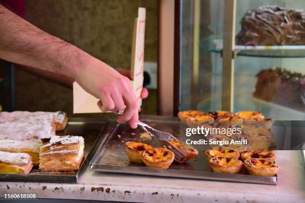 pastel de nata - egg tart stockfoto's en -beelden