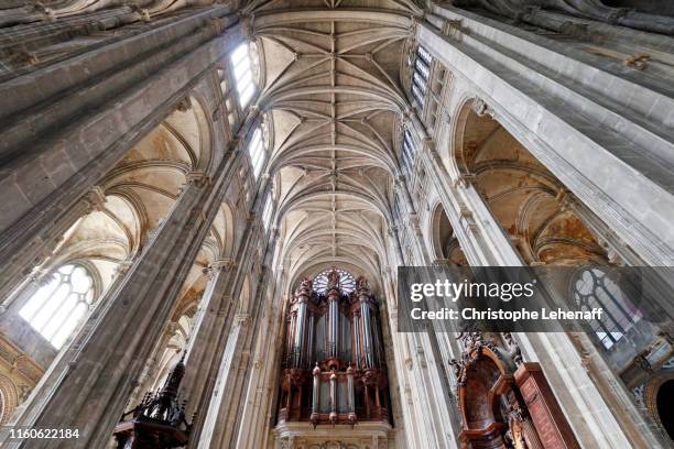 inside the saint eustache church. - church organ fotografías e imágenes de stock