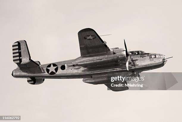 wwii bomber b25 mitchell flying - militair vliegtuig stockfoto's en -beelden