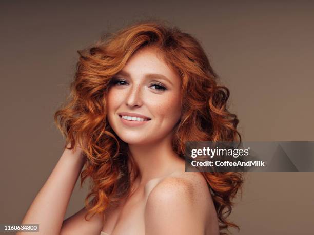 fille tendre avec le cheveu rouge pelucheux - cheveux volumineux photos et images de collection