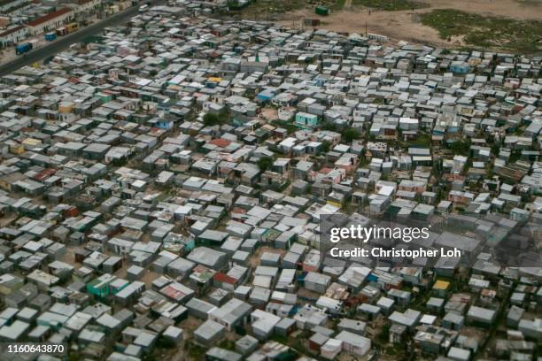 settlements from above - khayelitsha foto e immagini stock