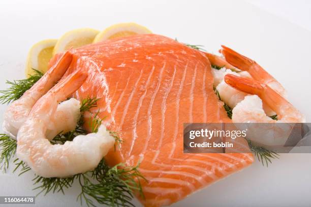 salmone fresco e gamberetti - gamberetto foto e immagini stock