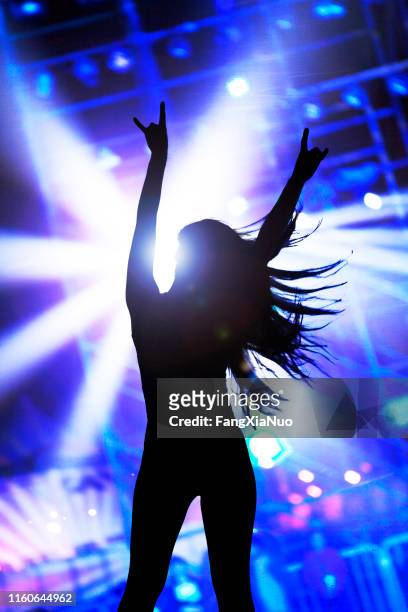 音楽野外フェスティバルで手を挙げて踊る女性 - anti disco ストックフォトと画像