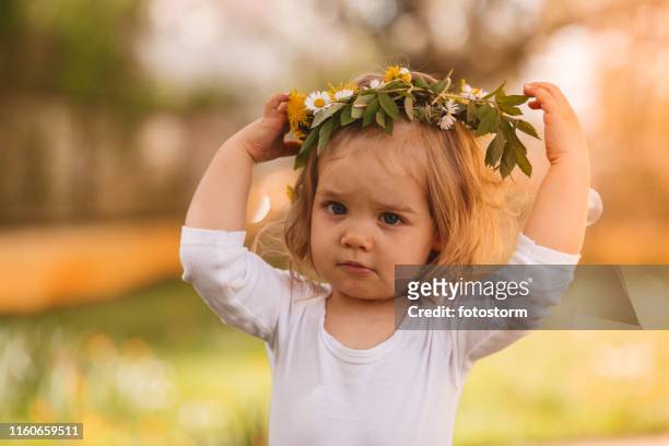 baby meisje op het park - bloemkroon stockfoto's en -beelden