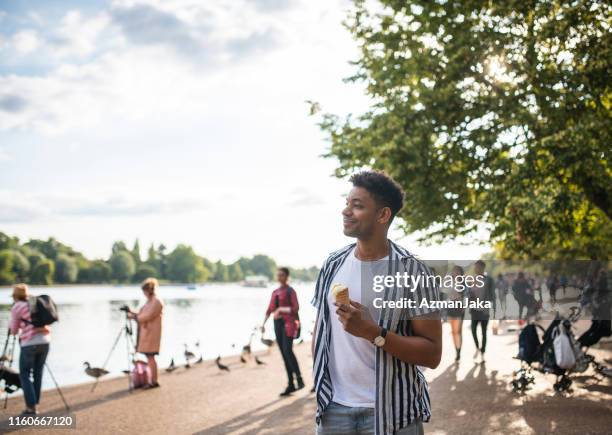 中年成人朋友享受夏季霜淇淋和對話 - thames river 個照片及圖片檔