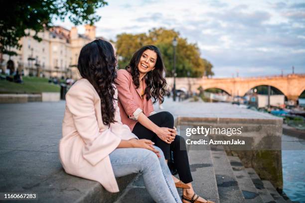 テムズ川のリッチモンドの水の近くで話す女性旅行者 - richmond upon thames ストックフォトと画像