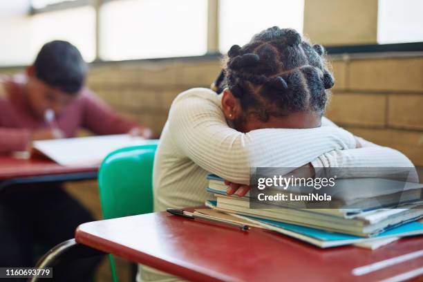 ik wil naar huis gaan - exam desk stockfoto's en -beelden