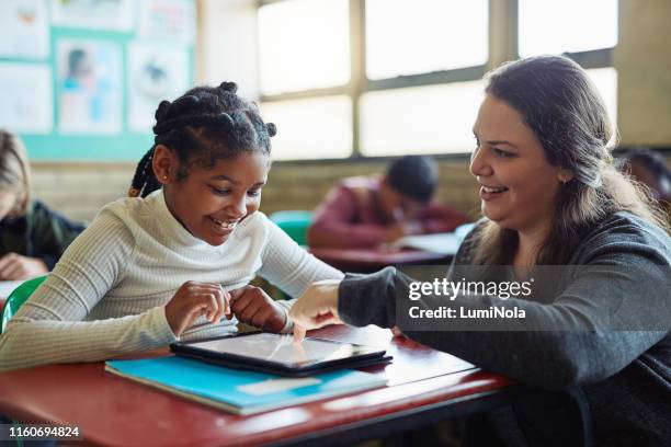 wanneer haar leerlingen gelukkig zijn, is ze blij - children on a tablet stockfoto's en -beelden