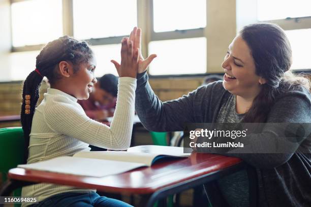 inget främjar lärande som uppmuntran - school teacher success bildbanksfoton och bilder