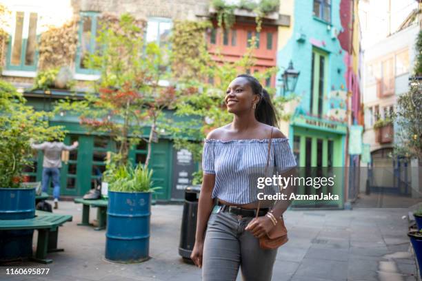 在倫敦街頭行走的非洲婦女 - covent garden 個照片及圖片檔