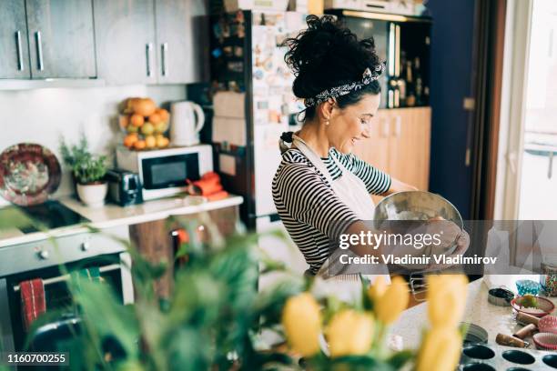 mujer horneando magdalenas - spread food fotografías e imágenes de stock