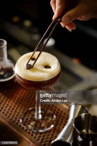 espresso martini - cafe dark stock-fotos und bilder