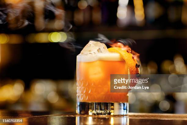 whisky sour - cocktail stockfoto's en -beelden